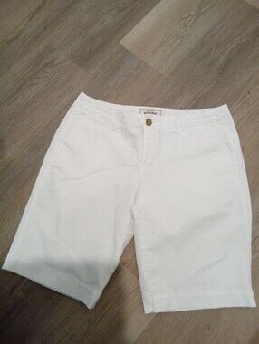 Old Navy Perfect Bermuda Size 8 Low Rise White Chino Style Shorts